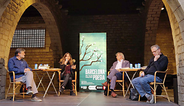 Presentació de l'acte per Gemma Bartolí. D'esquerra a dreta, Esteban Martínez, Francesc Codina i Jaume Aulet. Papers de Versàlia al Festival Barcelona-Poesia 2021
