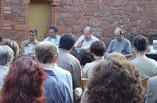 El poeta Quilo Martínez al recital de Papers de Versàlia al Marquet de les Roques