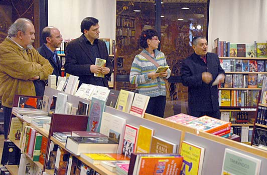 El llibre "Cabalgando otros paisajes" del poeta xil&egrave; Quilo Mart&iacute;nez es presenta a la Llibreria T&egrave;cnica de Sabadell. 