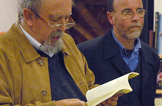 El poeta Quilo Mart&iacute;nez llegeix un dels seus poemes als assistents.