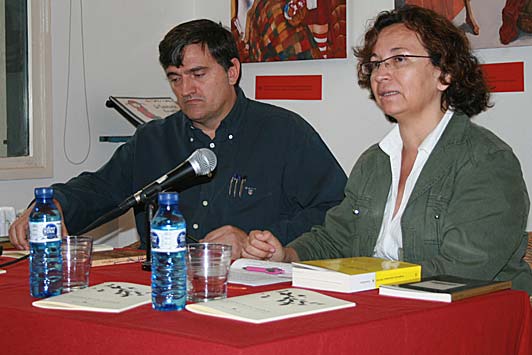 Esteban va presentar a la poeta Concha Garc&iacute;a. (Foto: J.G.)