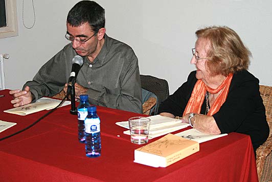 Josep Maria presentant Montserrat Abell&oacute;.
