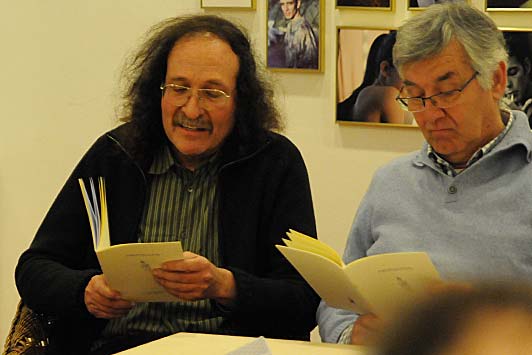 A l'esquerra de la imatge, el poeta Jordi Vintr&oacute; fa lectura dels seus poemes. A la dreta, el poeta Anton Carrera.