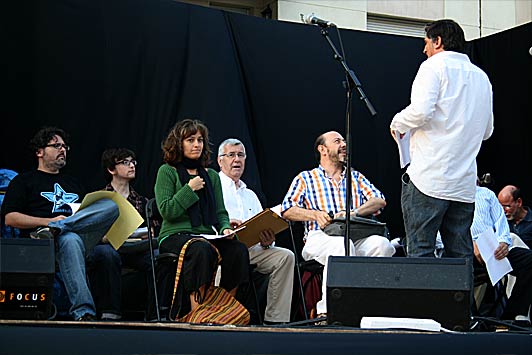 L’Esteban Mart&iacute;nez ultima els detalls de l’acte. De esquerra a dreta: V&iacute;ctor Ma&ntilde;osa, David Madue&ntilde;o, S&ograve;nia Moll, Anton Carrera, Ferran Anell, i Marcel Ayats.