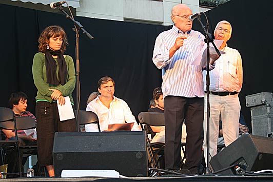 El poeta Llu&iacute;s Subirana llegint al costat de la S&ograve;nia Moll i Anton Carrera.