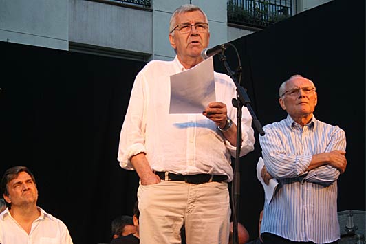 L'autor Anton Carrera llegeix un dels seus poemes. Al costat en Llu&iacute;s Subirana.