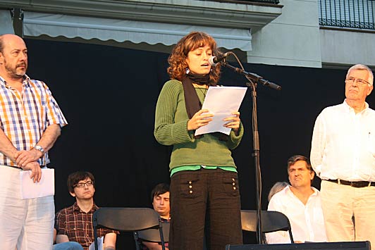 La poeta S&ograve;nia Moll llegeix un poema en referencia a les seves experi&egrave;ncies ambivalents amb els mars i oceans. A la dreta en Ferran Anell i, a l’esquerra, l’Anton Carrera.