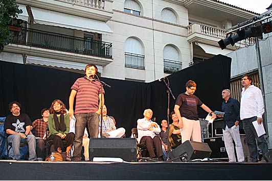 El poeta Toni Quero va mencionar &Agrave;lex Holgado, absent. Al seu costat el poeta Francesc Reina i, amb camisa blava, en Jordi Brotons.