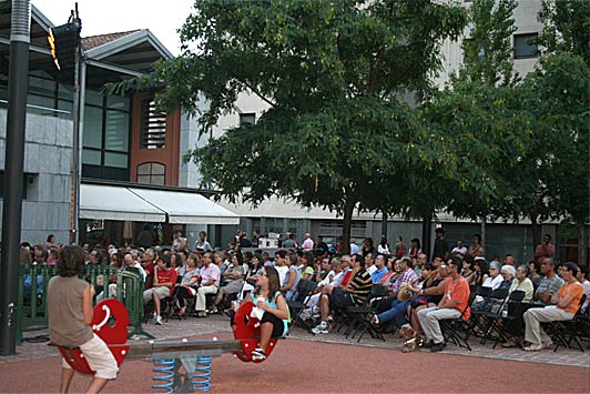 El p&uacute;blic va fer que l’acte fos un exemple que la poes&iacute;a tamb&eacute; t&eacute; el seu lloc en la Festa.