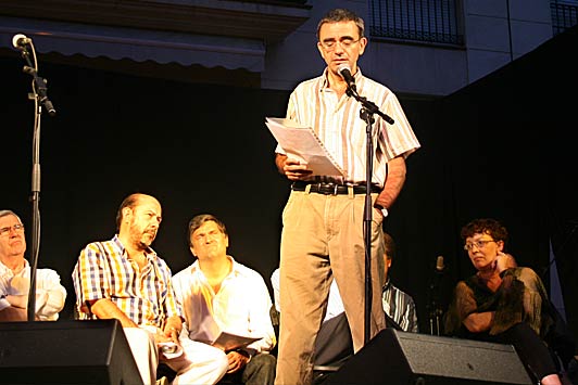 El poeta i membre fundador de Papers de Vers&agrave;lia Josep Maria Ripoll. Al darrera, a la dreta i asseguda, la poeta Maite M&ograve;dol.