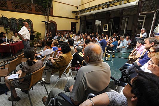 El pati de la Casa Taul&eacute; es va omplir d'amants de la poesia.